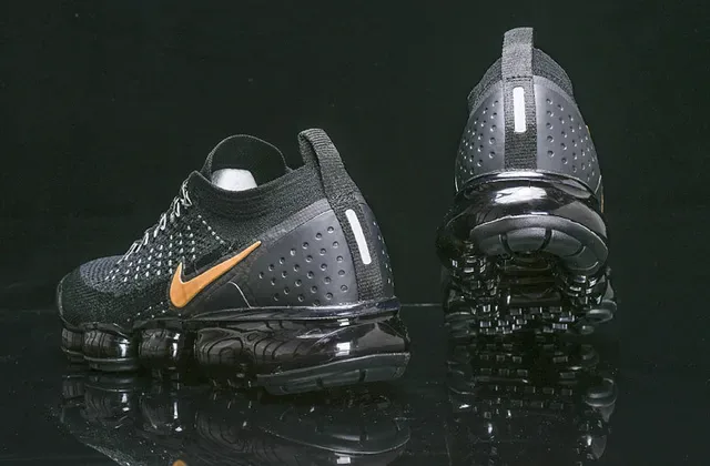 Nike Air VaporMax Tênis Lifestyle Preto e Dourado Metálico 12