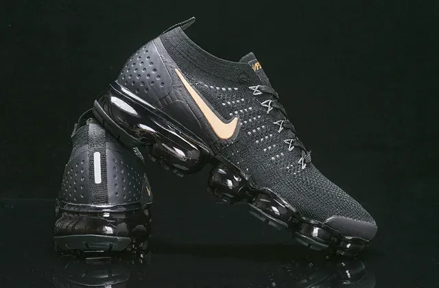 Nike Air VaporMax Tênis Lifestyle Preto e Dourado Metálico 13