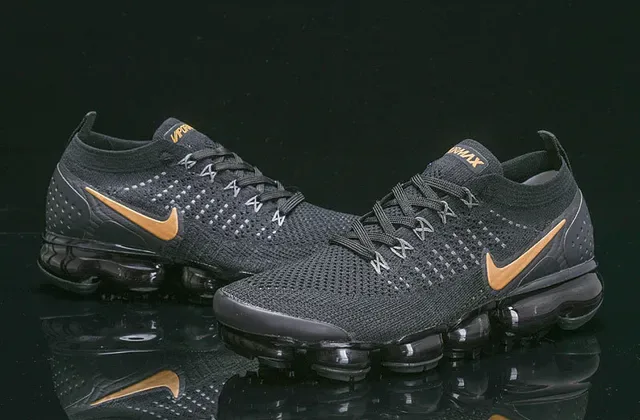 Nike Air VaporMax Tênis Lifestyle Preto e Dourado Metálico 14