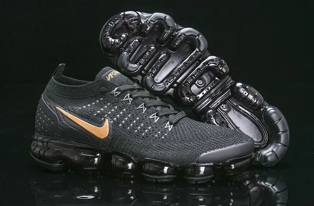 Nike Air VaporMax Tênis Lifestyle Preto e Dourado Metálico 15