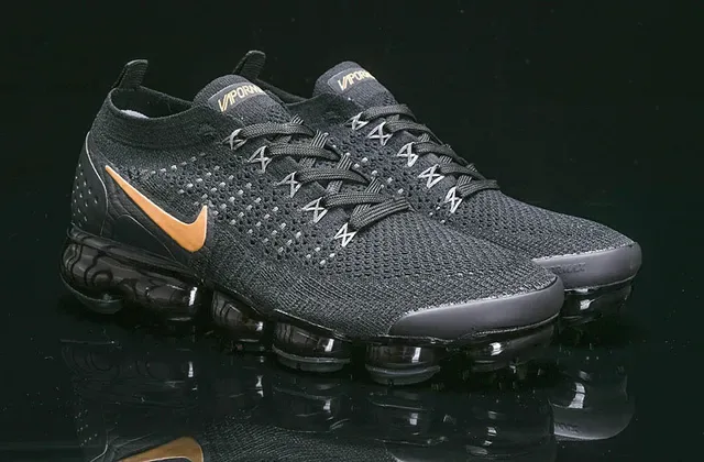 Nike Air VaporMax Tênis Lifestyle Preto e Dourado Metálico 16