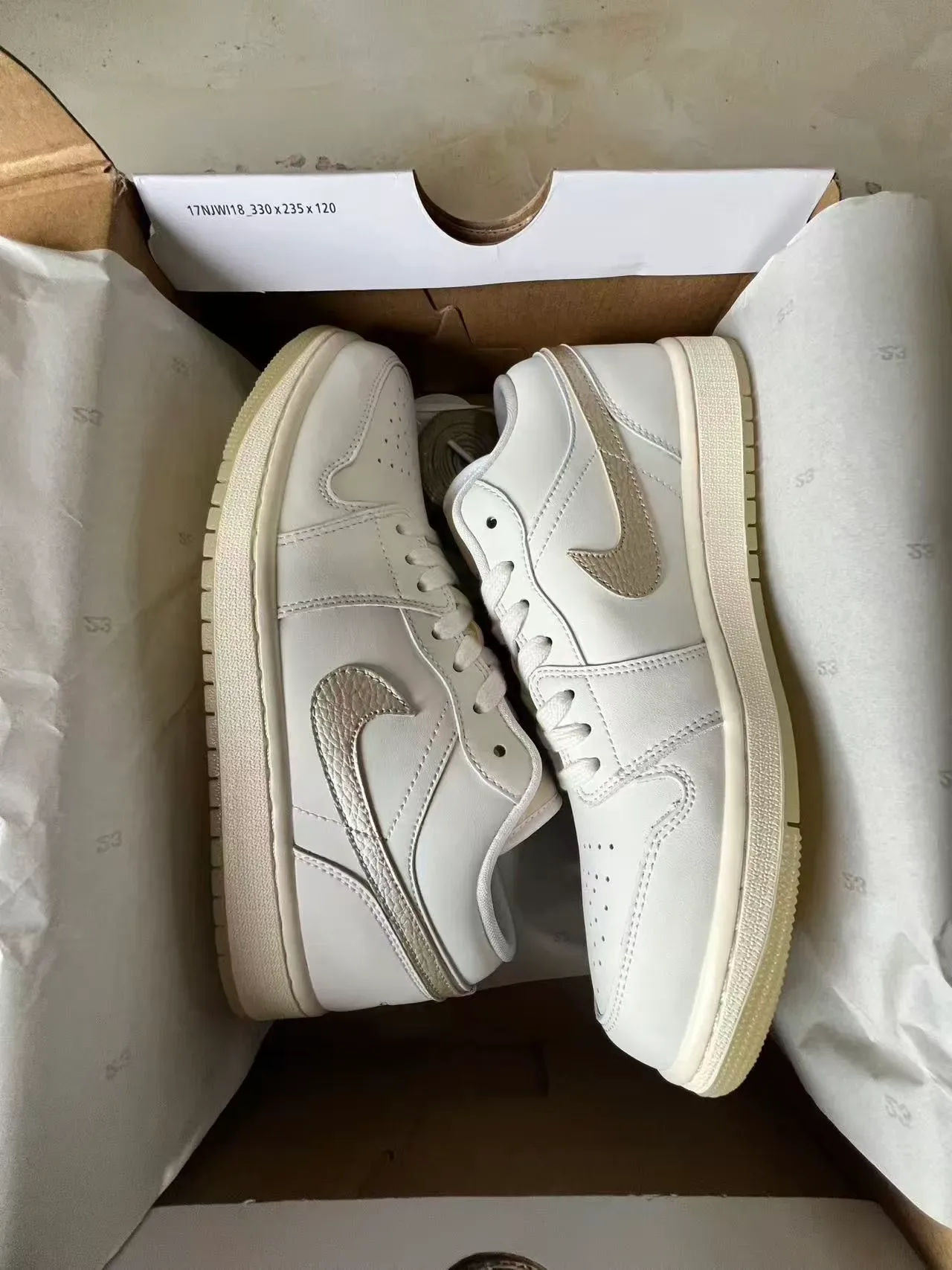 Nike Beige Silver Low-Top Leather Upper Lifestyle Sneakers 9
