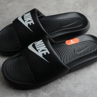 Nike Benassi JDI شرائح سوداء وبيضاء بشعار