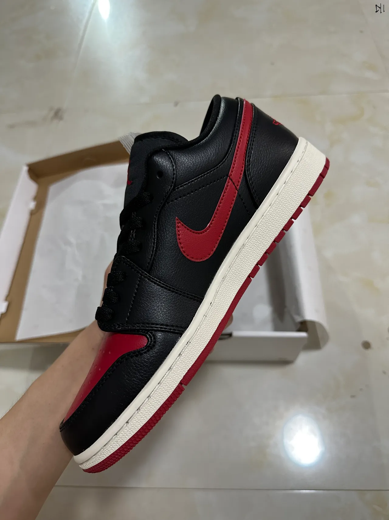 Nike Black Red Leather Upper Perforated Toe Lifestyle Sneakers 5