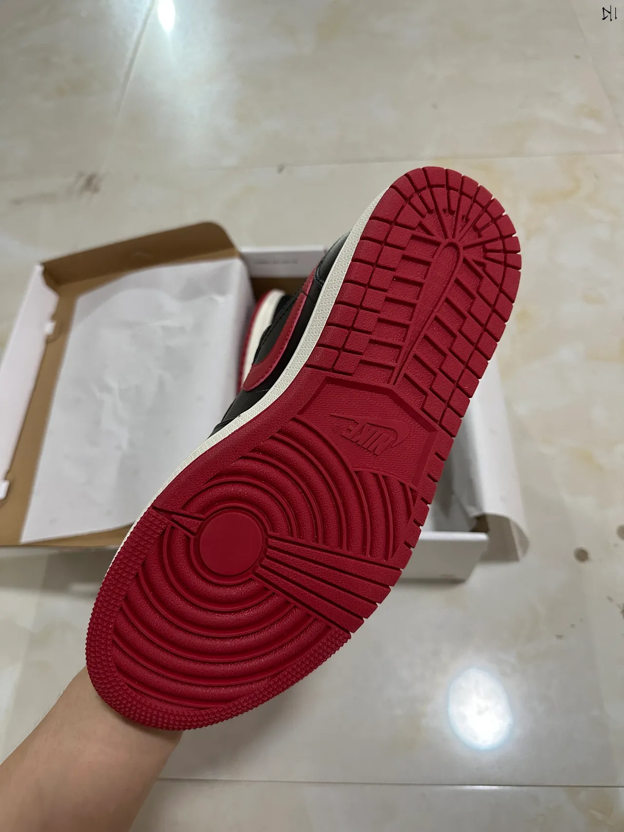 Nike Black Red Leather Upper Perforated Toe Lifestyle Sneakers 6