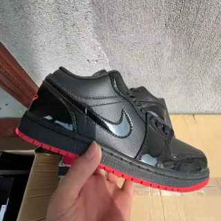 Nike Tênis Lifestyle Preto Vermelho Low-Top com Detalhes de Couro Patentado