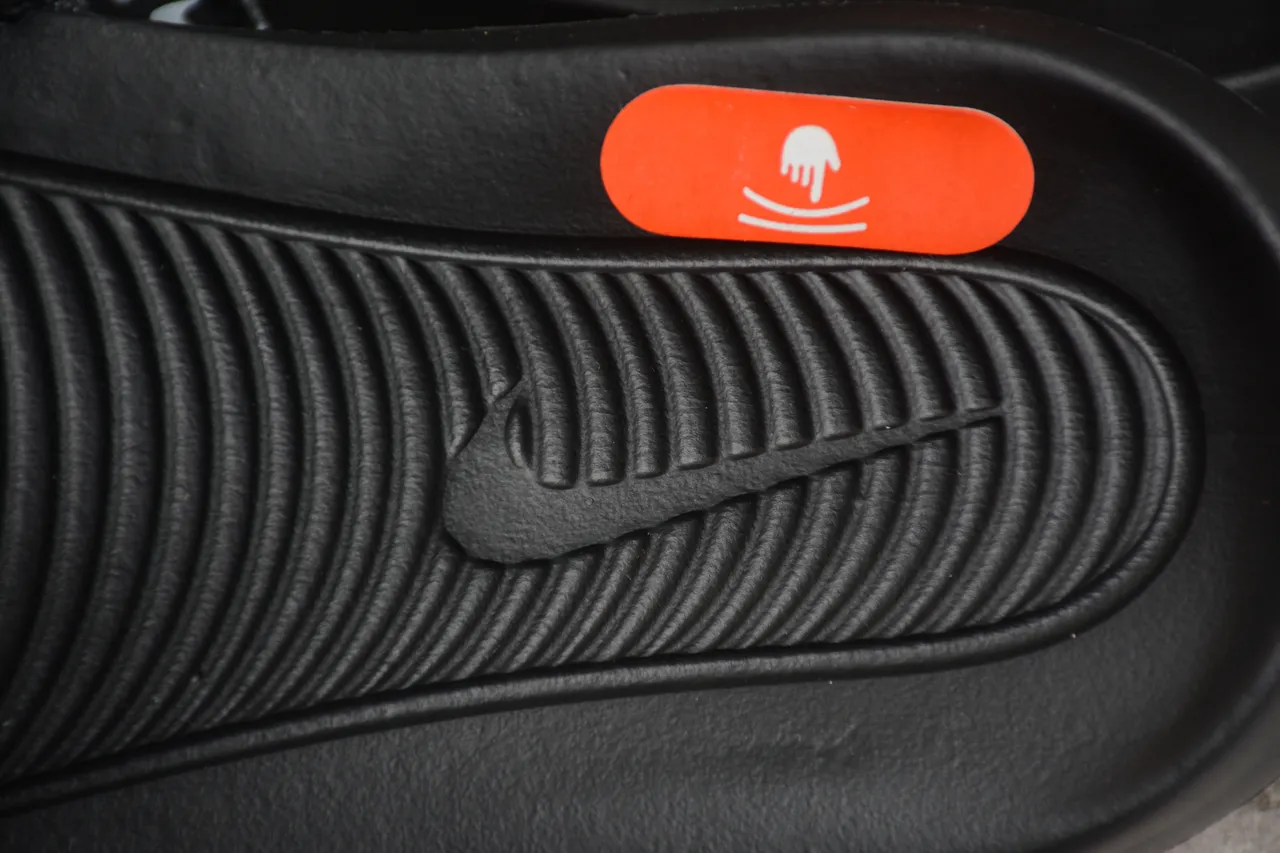 Nike 黑色白色 全覆盖 Logo 鞋带 模具成型 轮廓鞋垫 拖鞋 3