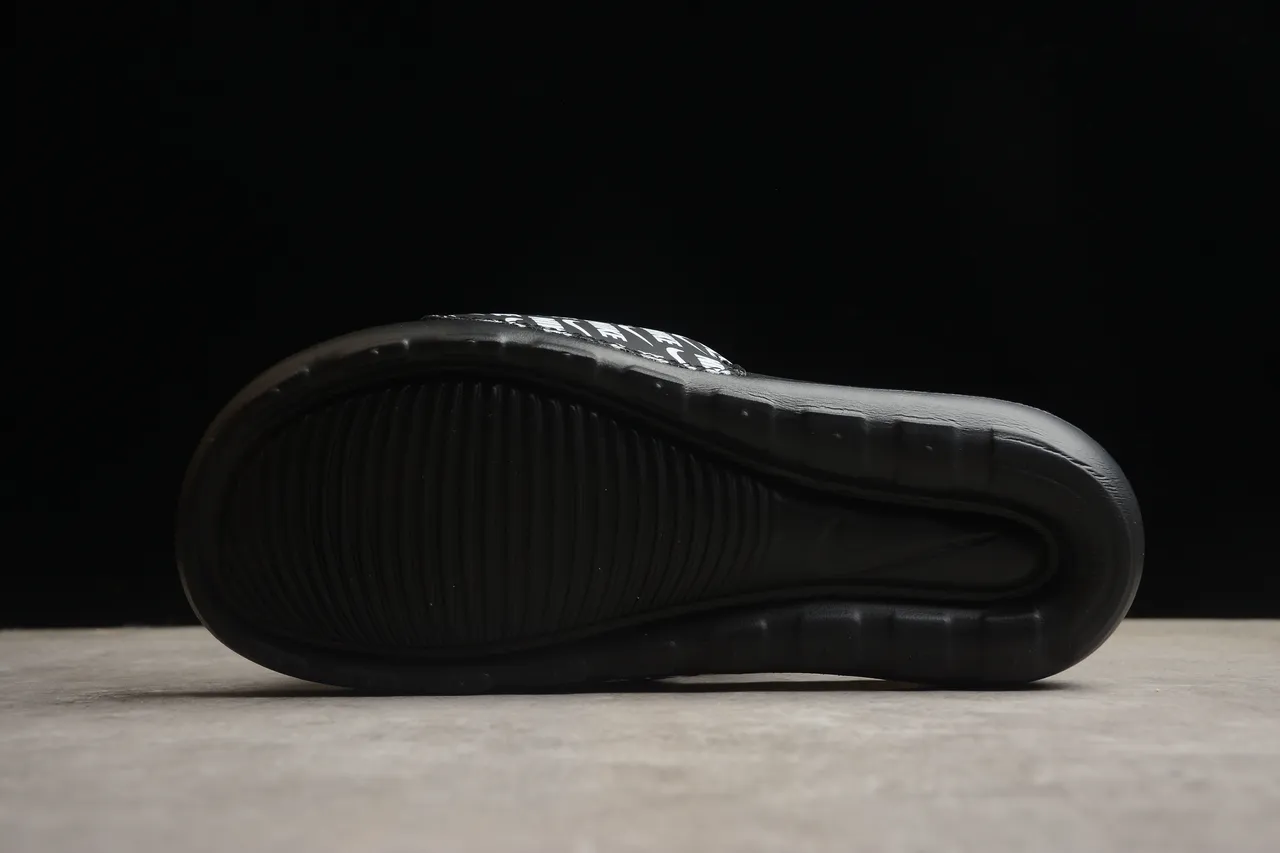 Nike 黑色白色 全覆盖 Logo 鞋带 模具成型 轮廓鞋垫 拖鞋 9