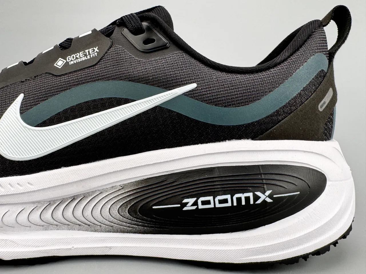 Nike কালো সাদা ইঞ্জিনিয়ার্ড মেশ আপার GORE-TEX জলরোধক রানিং জুতা 3