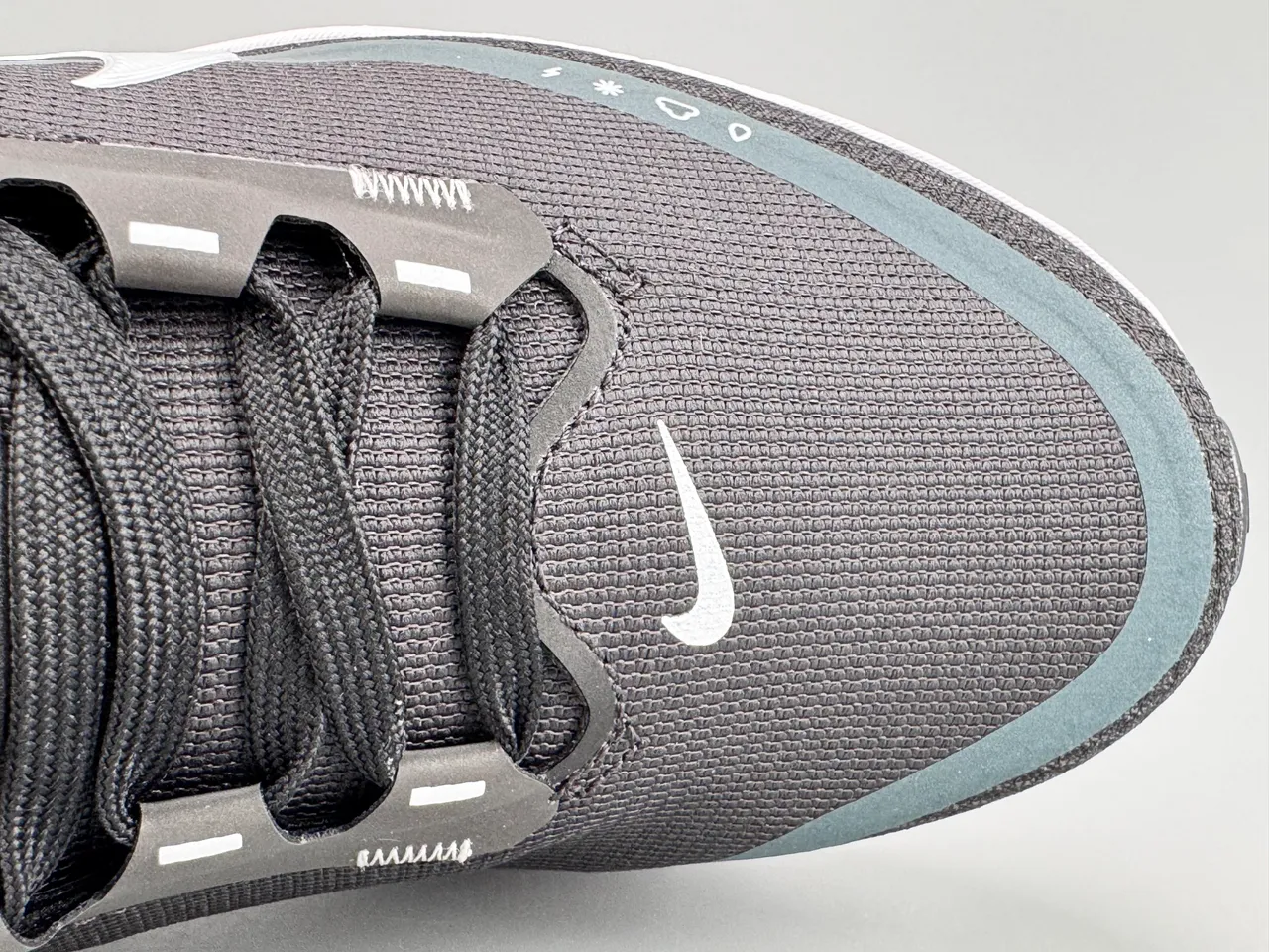 Nike কালো সাদা ইঞ্জিনিয়ার্ড মেশ আপার GORE-TEX জলরোধক রানিং জুতা 4