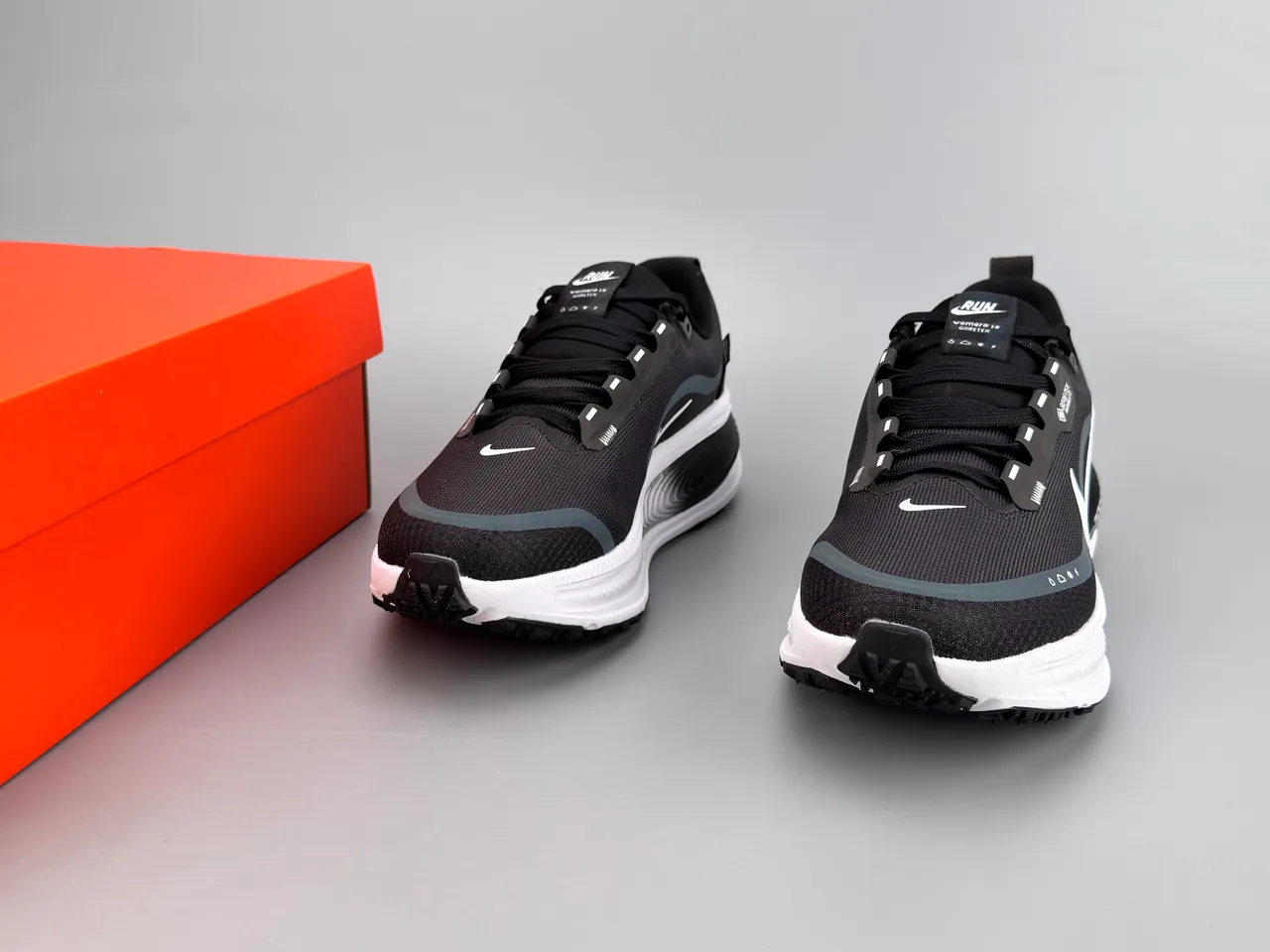 Nike কালো সাদা ইঞ্জিনিয়ার্ড মেশ আপার GORE-TEX জলরোধক রানিং জুতা 5