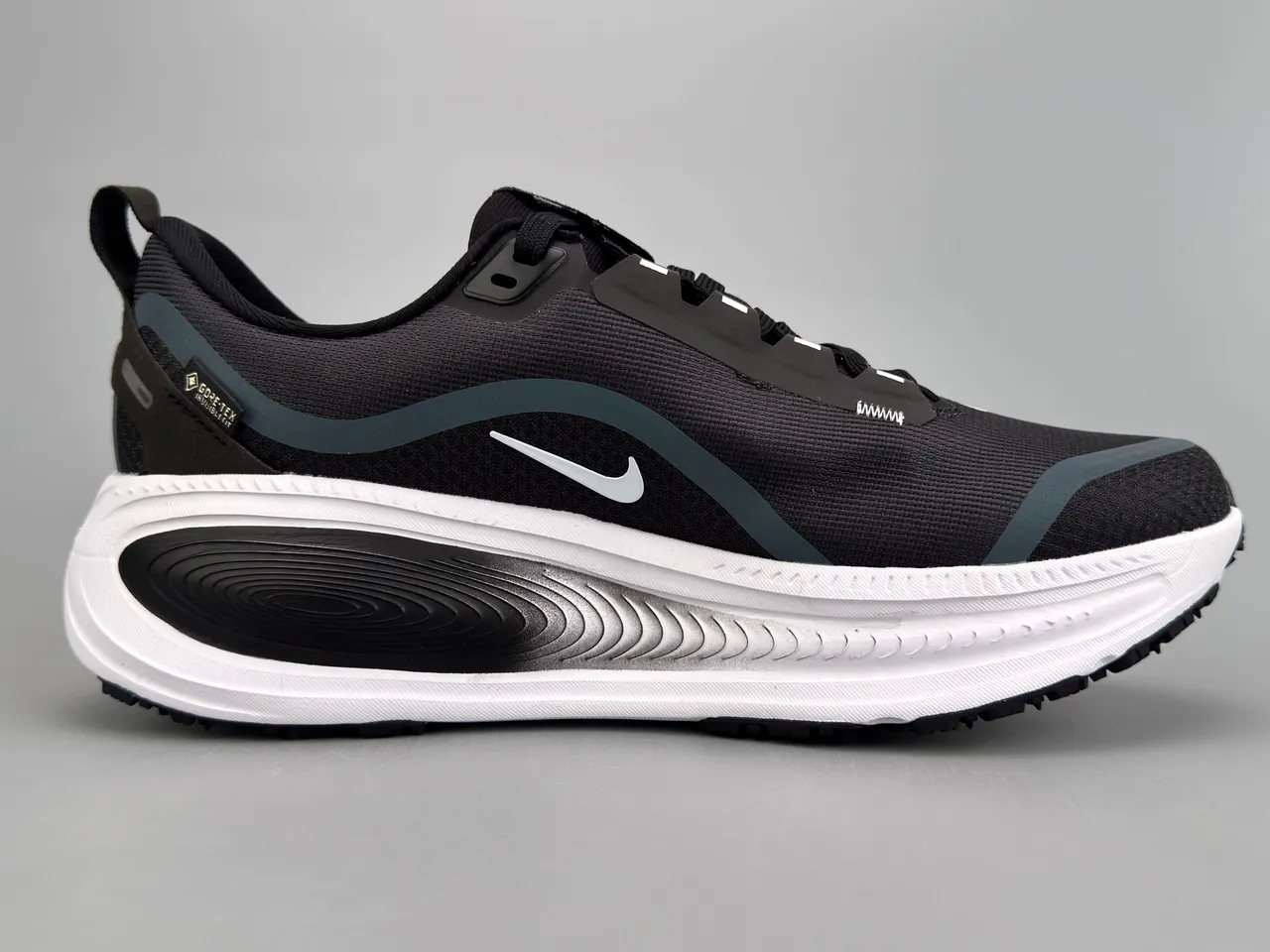Nike কালো সাদা ইঞ্জিনিয়ার্ড মেশ আপার GORE-TEX জলরোধক রানিং জুতা 10