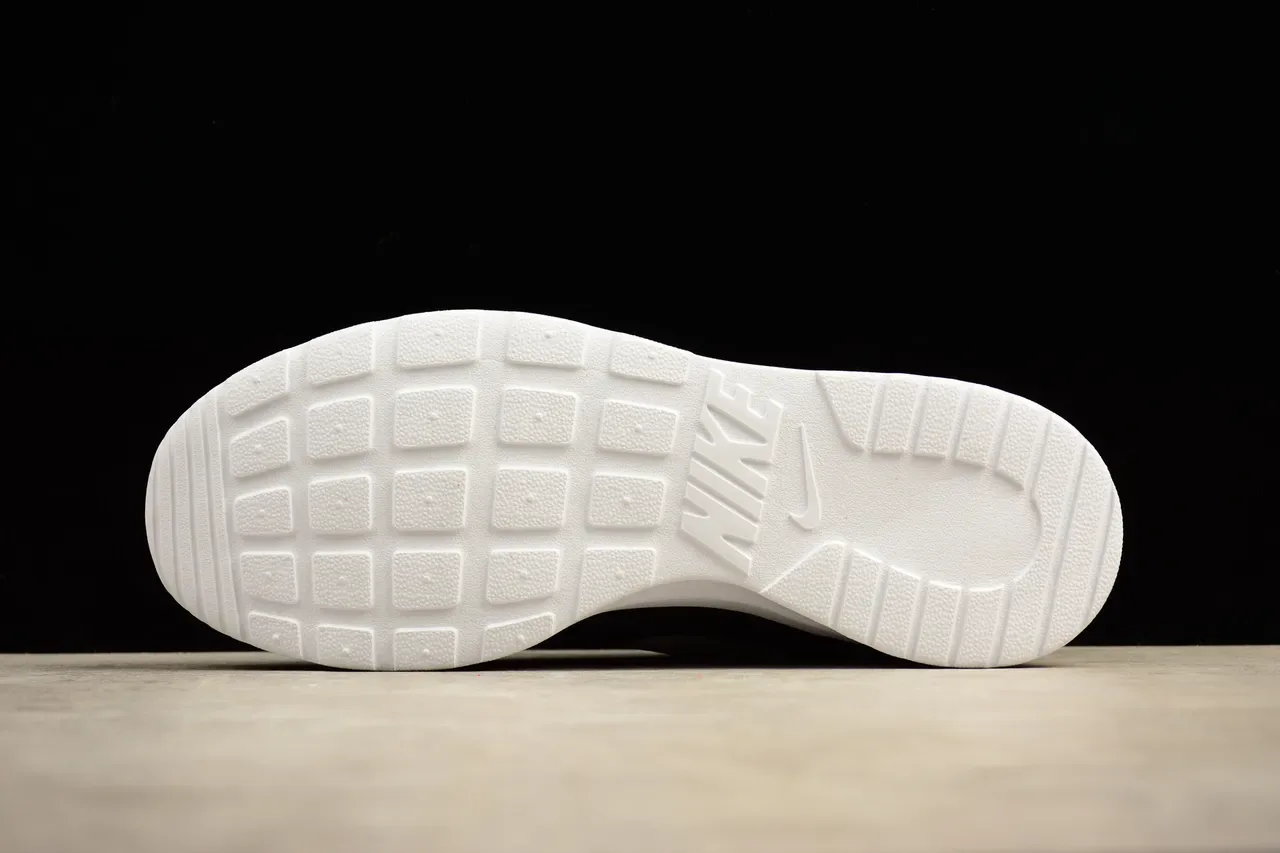 Nike Sneakers Lifestyle Noir Blanc Mesh Upper Swoosh Métallique 4