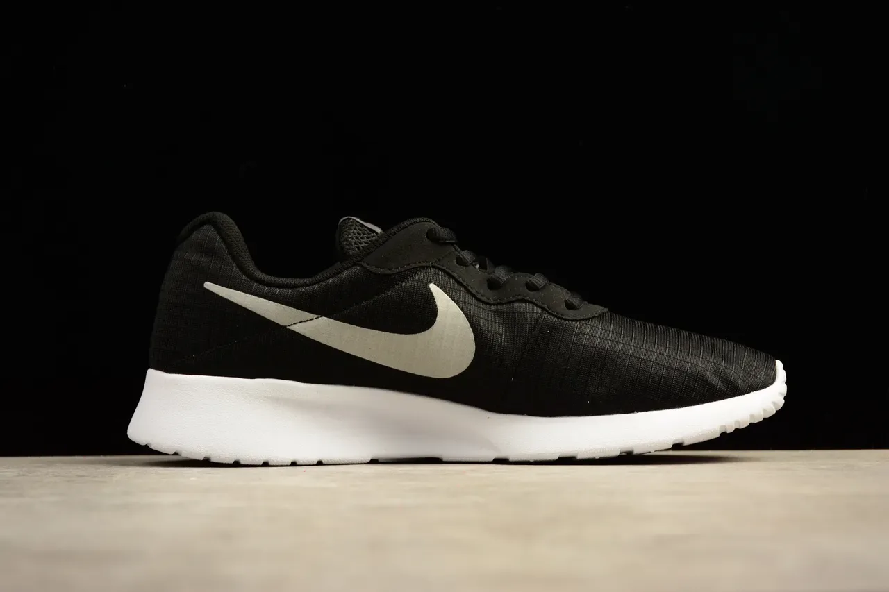 Nike Sneakers Lifestyle Noir Blanc Mesh Upper Swoosh Métallique 6