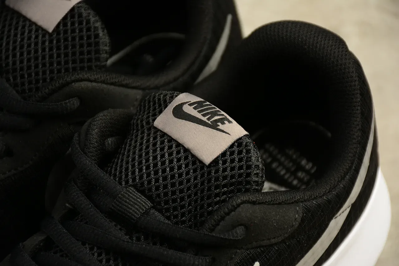 Nike Sneakers Lifestyle Noir Blanc Mesh Upper Swoosh Métallique 12