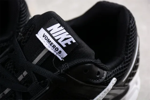 Nike Black White Mesh Upper Ribbed Synthetic Cage Running Shoes 6