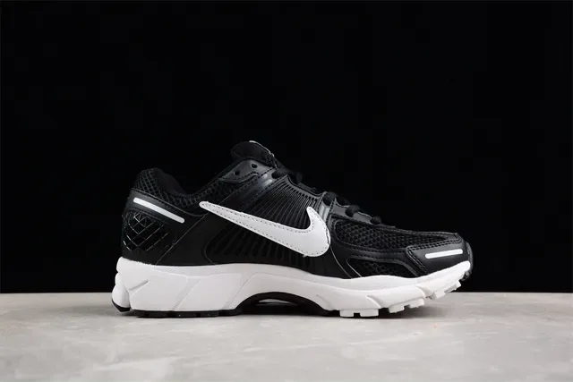 Nike Black White Mesh Upper Ribbed Synthetic Cage Running Shoes 11