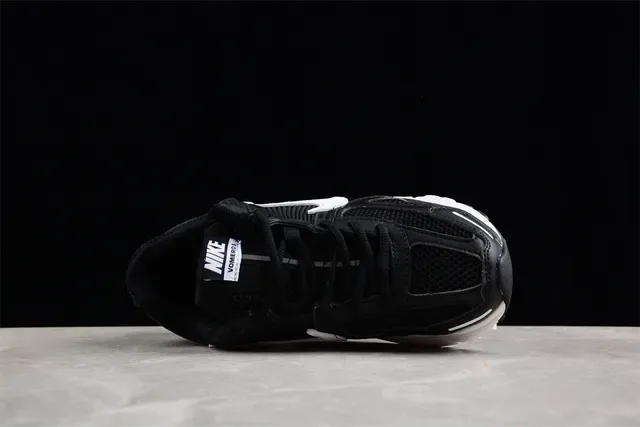 Nike Black White Mesh Upper Ribbed Synthetic Cage Running Shoes 12