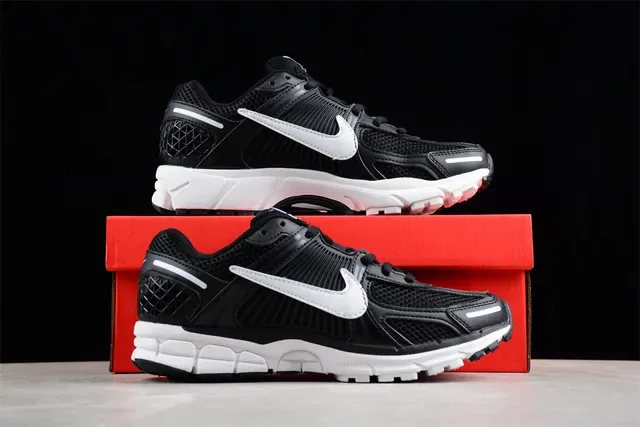 Nike Black White Mesh Upper Ribbed Synthetic Cage Running Shoes 15