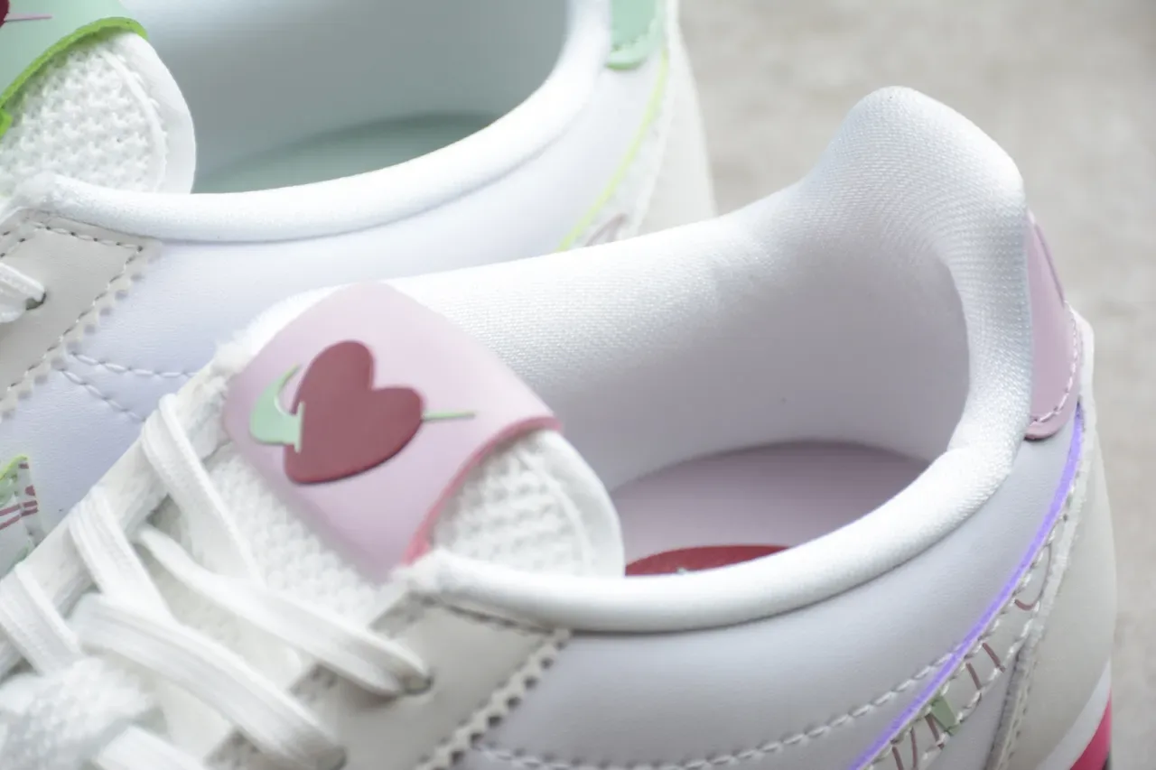 Nike Cortez zapatillas lifestyle blancas rosas verdes con patrón 13