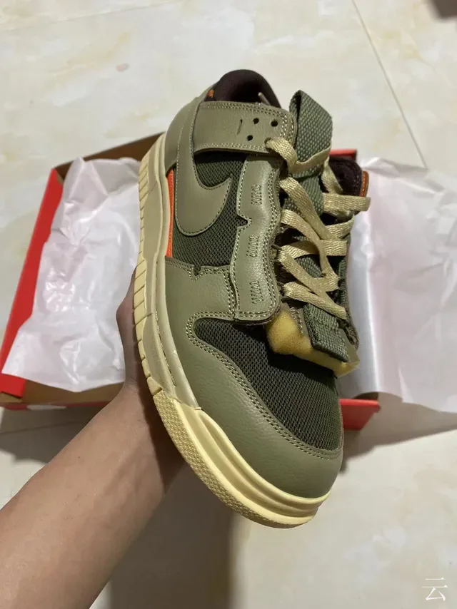 Nike Dunk Low Tênis Lifestyle Verde Oliva com Acento Laranja 2