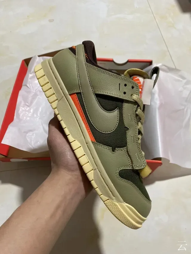 Nike Dunk Low Tênis Lifestyle Verde Oliva com Acento Laranja 4