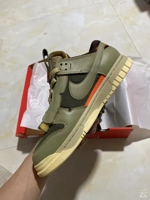 Nike Dunk Low Tênis Lifestyle Verde Oliva com Acento Laranja 7