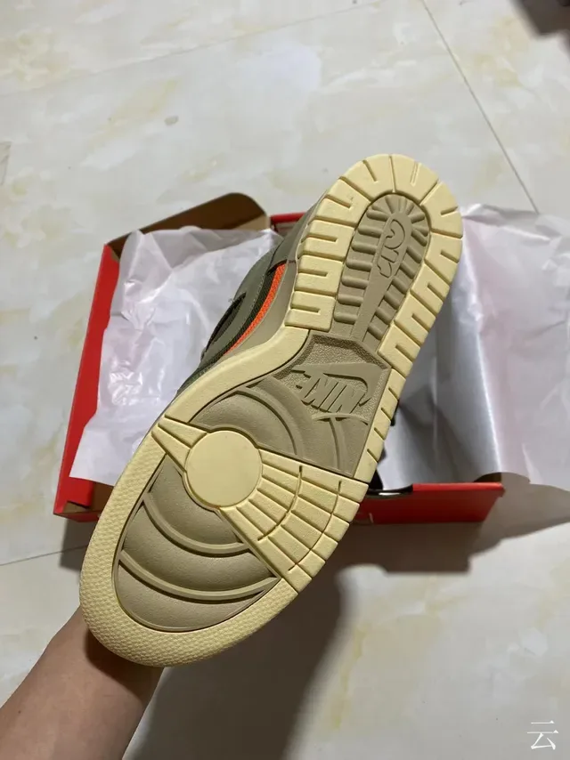 Nike Dunk Low Tênis Lifestyle Verde Oliva com Acento Laranja 8