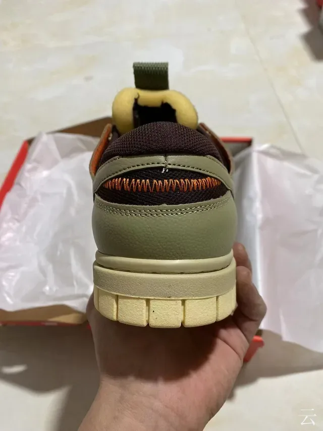 Nike Dunk Low Tênis Lifestyle Verde Oliva com Acento Laranja 9