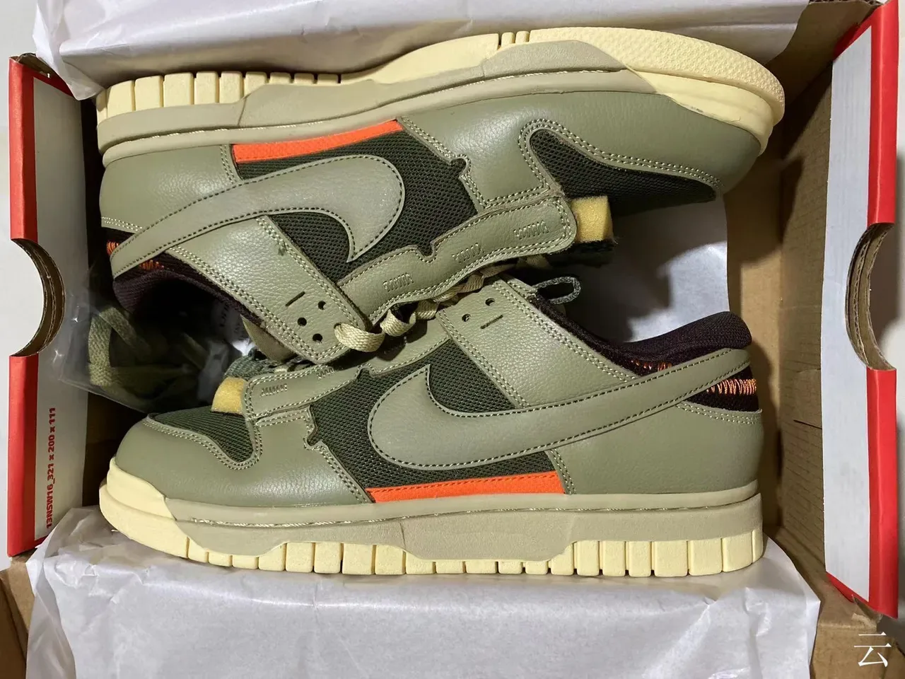 Nike Dunk Low Tênis Lifestyle Verde Oliva com Acento Laranja 10