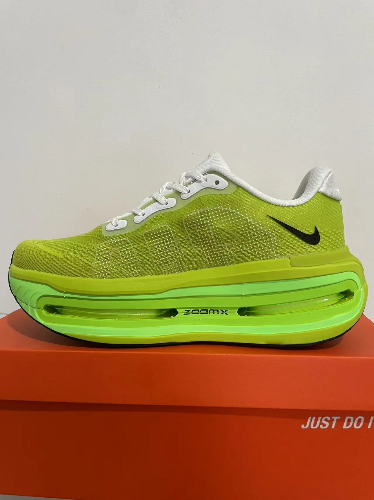 Nike গ্রিন হোয়াইট ইঞ্জিনিয়ার্ড মেশ উপর স্বচ্ছ স্তরবিশিষ্ট মিডসোল রানিং শু 2