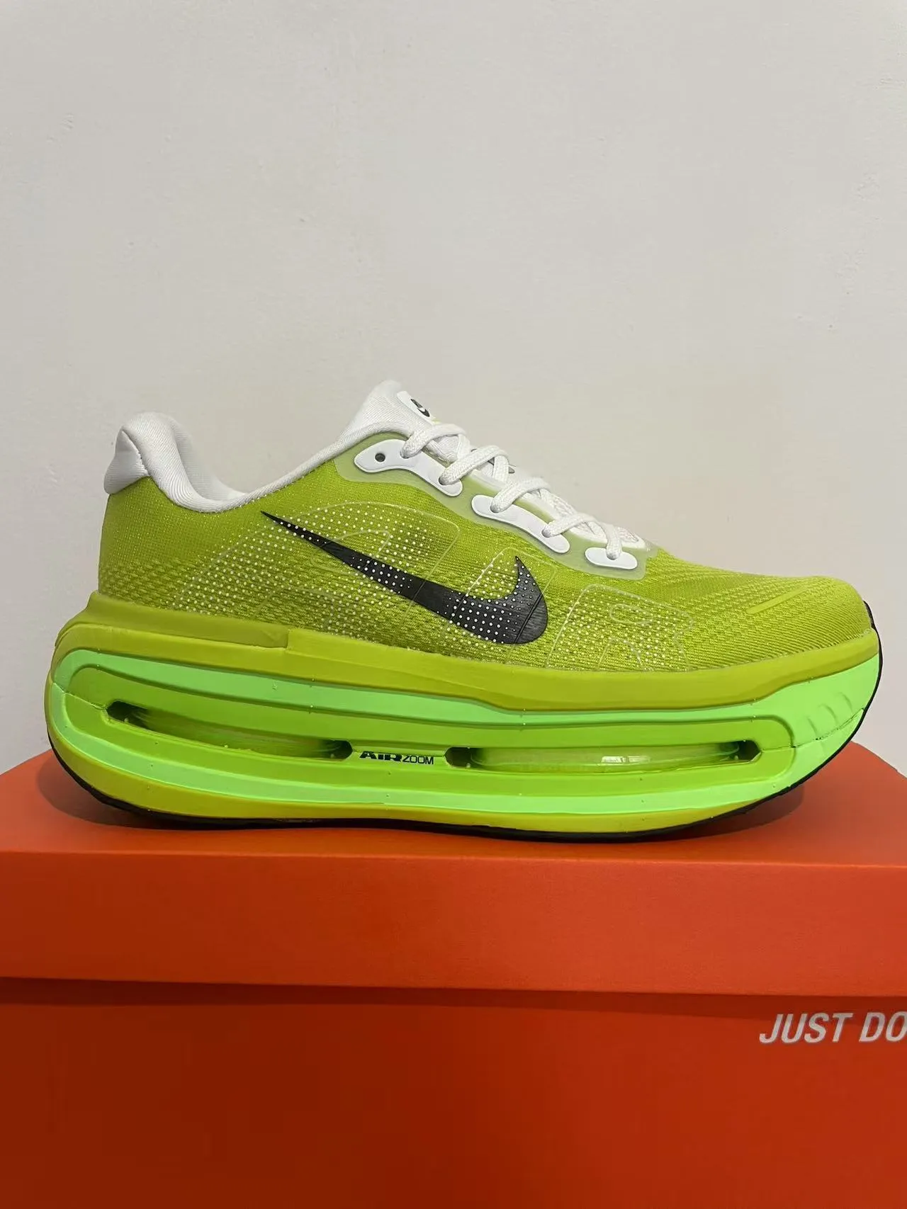 Nike গ্রিন হোয়াইট ইঞ্জিনিয়ার্ড মেশ উপর স্বচ্ছ স্তরবিশিষ্ট মিডসোল রানিং শু 3