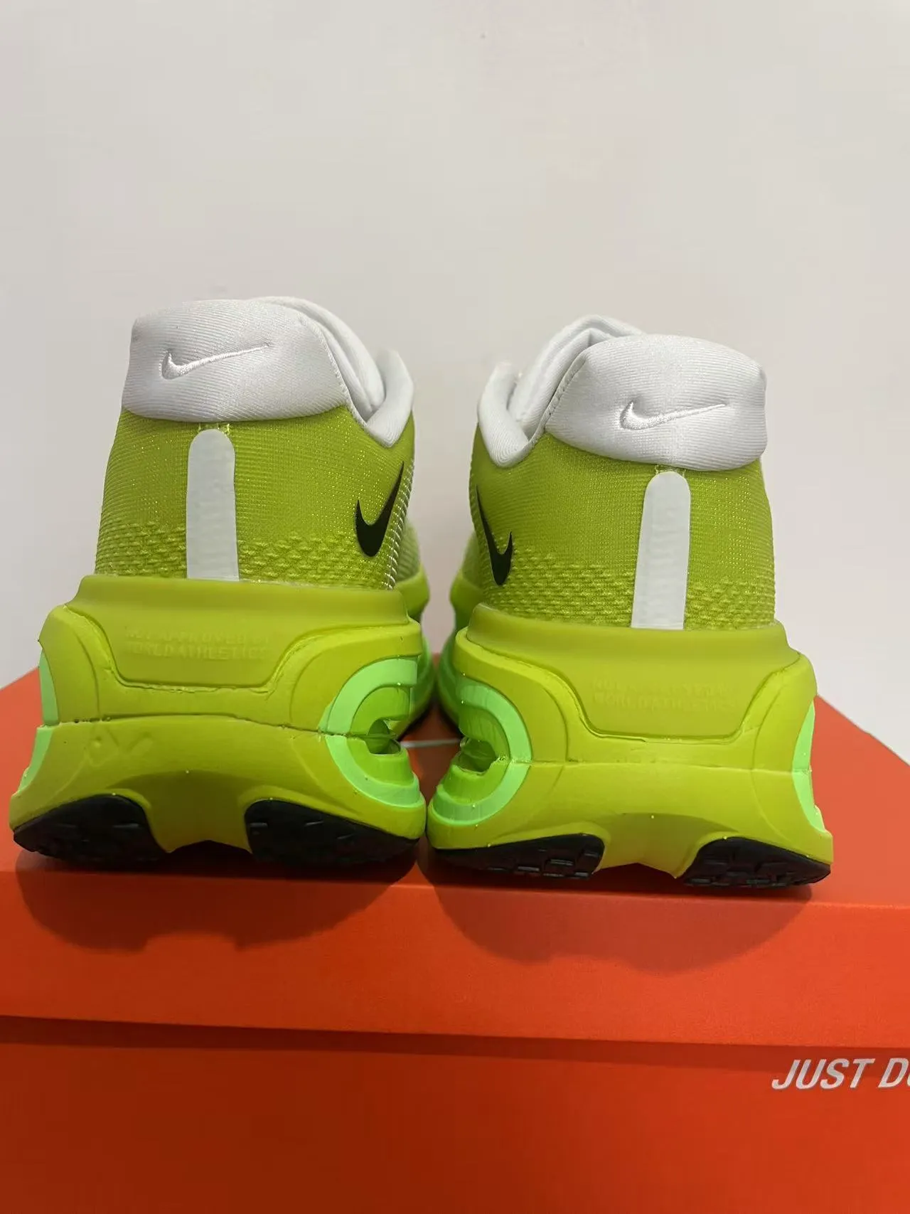 Nike গ্রিন হোয়াইট ইঞ্জিনিয়ার্ড মেশ উপর স্বচ্ছ স্তরবিশিষ্ট মিডসোল রানিং শু 5