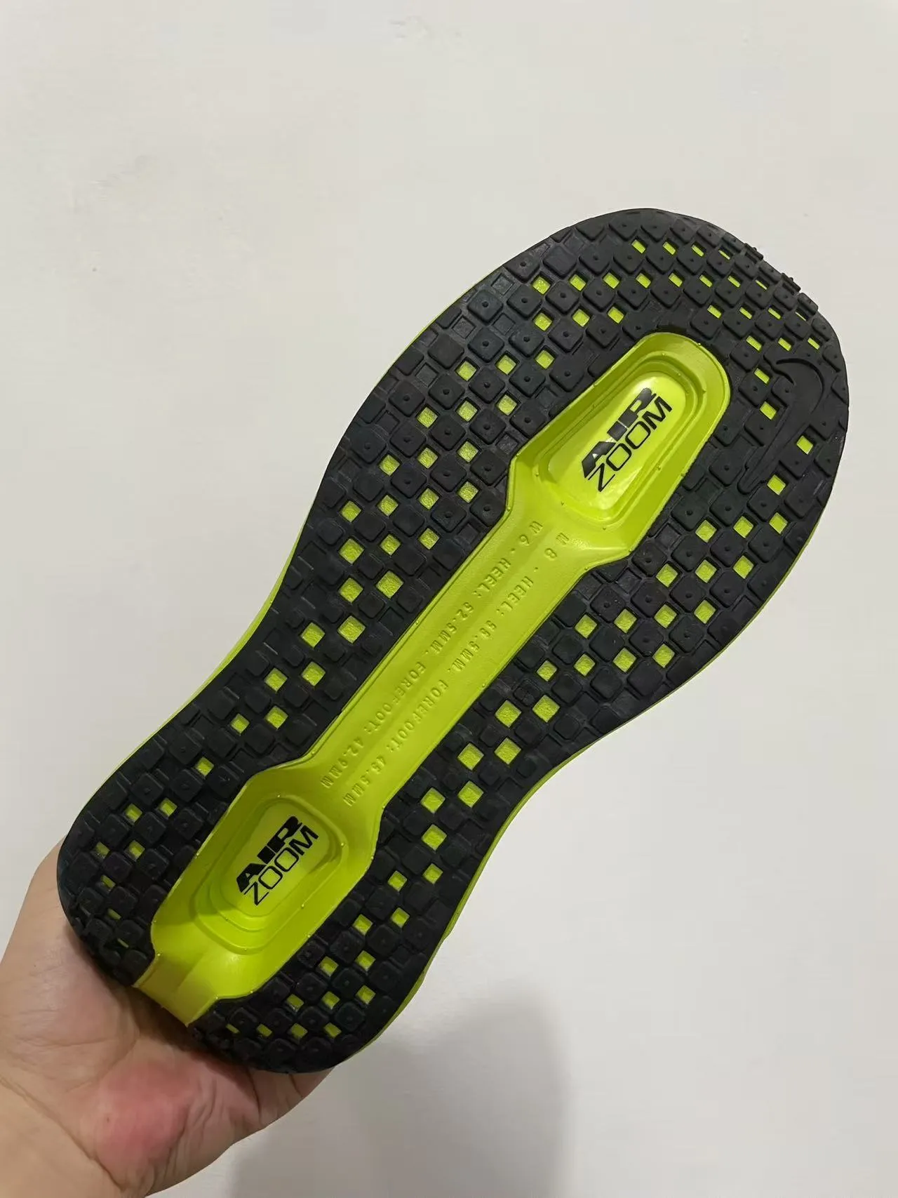 Nike গ্রিন হোয়াইট ইঞ্জিনিয়ার্ড মেশ উপর স্বচ্ছ স্তরবিশিষ্ট মিডসোল রানিং শু 6