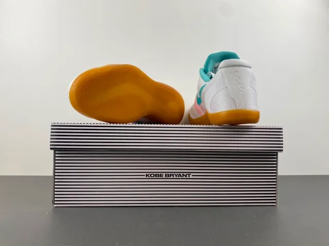 نايك كوبي أبيض أزرق Perforated Mesh Upper Teal Swoosh Overlay أحذية كرة السلة 16