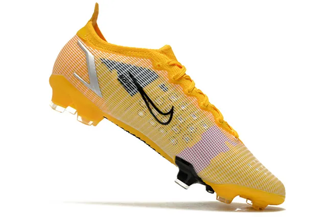 Nike Mercurial Vapor 粉色和金色硬地足球鞋 10