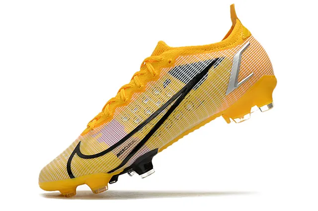 Nike Mercurial Vapor 粉色和金色硬地足球鞋 11