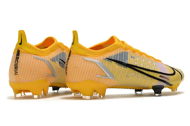 Nike Mercurial Vapor 粉色和金色硬地足球鞋 14