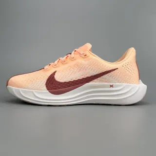 Nike नारंगी बरगंडी निट अपर स्कल्प्टेड व्हाइट मिडसोल रनिंग शू