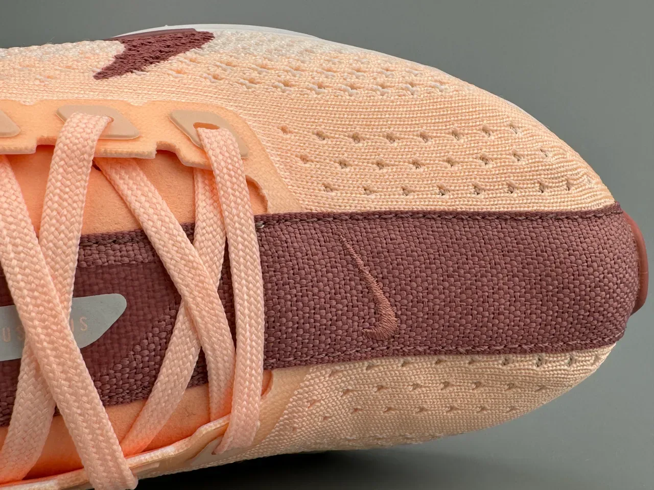 Nike নারঙ্গি বুরগান্ডি নিট আপার স্কাল্প্টেড সাদা মিডসোল রানিং জুতো 4
