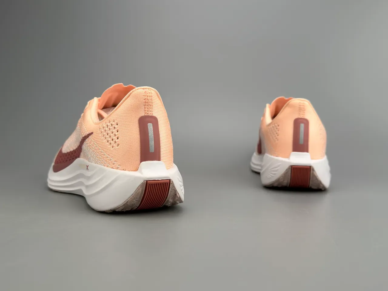 Nike নারঙ্গি বুরগান্ডি নিট আপার স্কাল্প্টেড সাদা মিডসোল রানিং জুতো 5