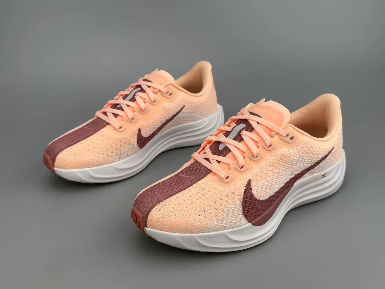 Nike নারঙ্গি বুরগান্ডি নিট আপার স্কাল্প্টেড সাদা মিডসোল রানিং জুতো 7