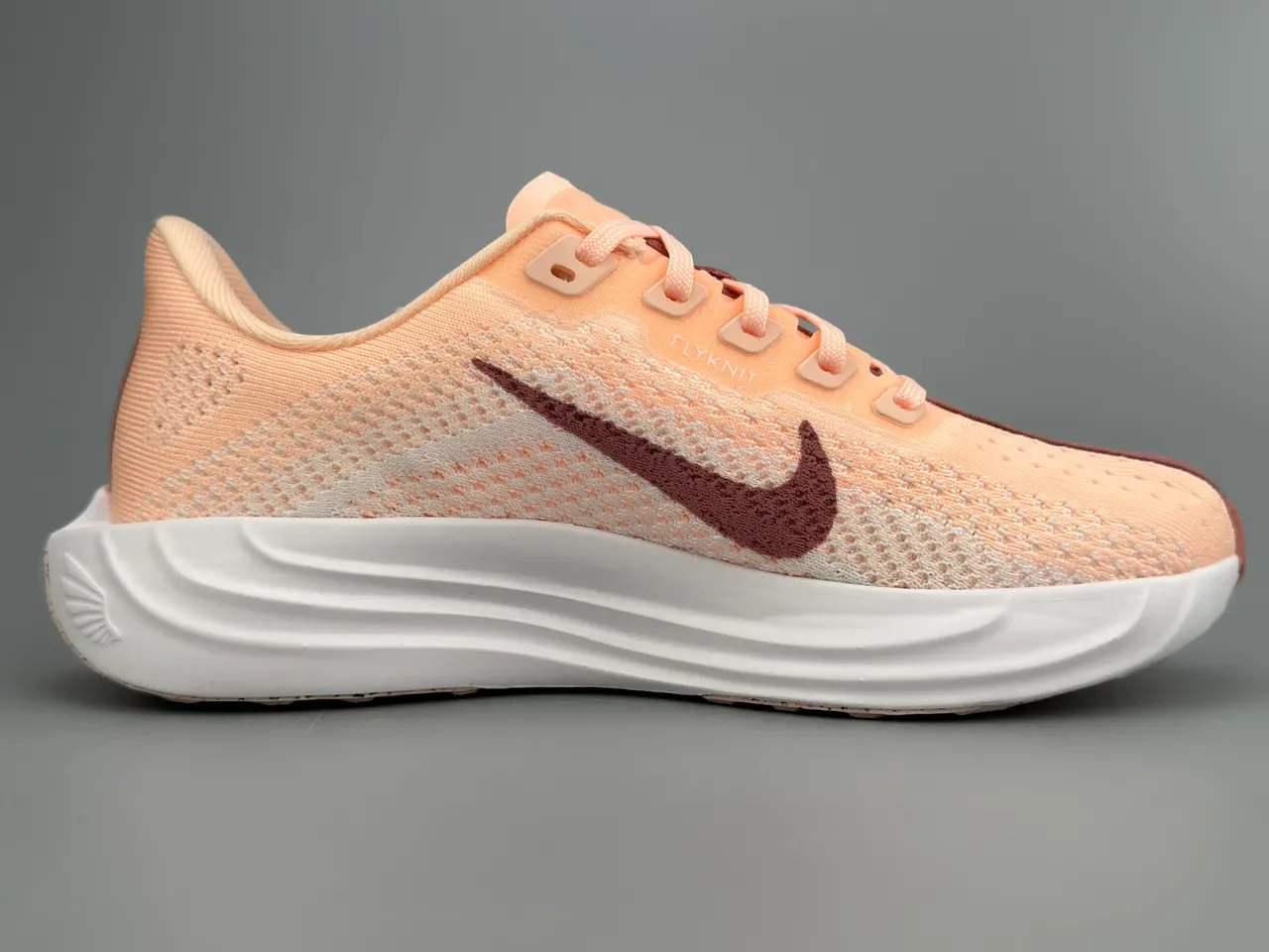Nike নারঙ্গি বুরগান্ডি নিট আপার স্কাল্প্টেড সাদা মিডসোল রানিং জুতো 10