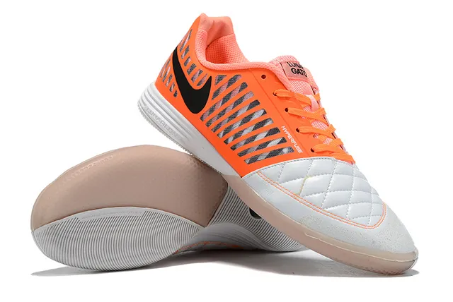 Nike chaussures de football indoor orange et blanc boîte à orteils matelassée superposition de cage synthétique 3