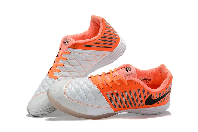 Nike chaussures de football indoor orange et blanc boîte à orteils matelassée superposition de cage synthétique 4
