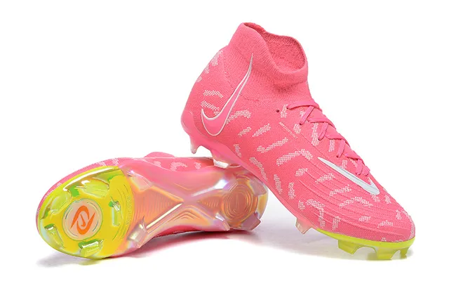 Nike Phantom GT Chaussures de football pour terrain ferme en rose vif et vert néon 3