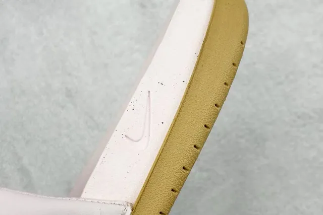 Nike Zapatillas de color rosa beige de una correa deslizante con textura acanalada 2