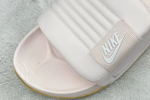 Nike Zapatillas de color rosa beige de una correa deslizante con textura acanalada 4