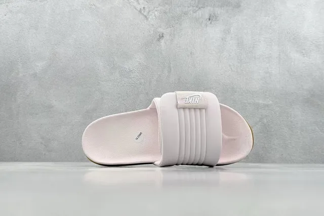 Nike Zapatillas de color rosa beige de una correa deslizante con textura acanalada 7