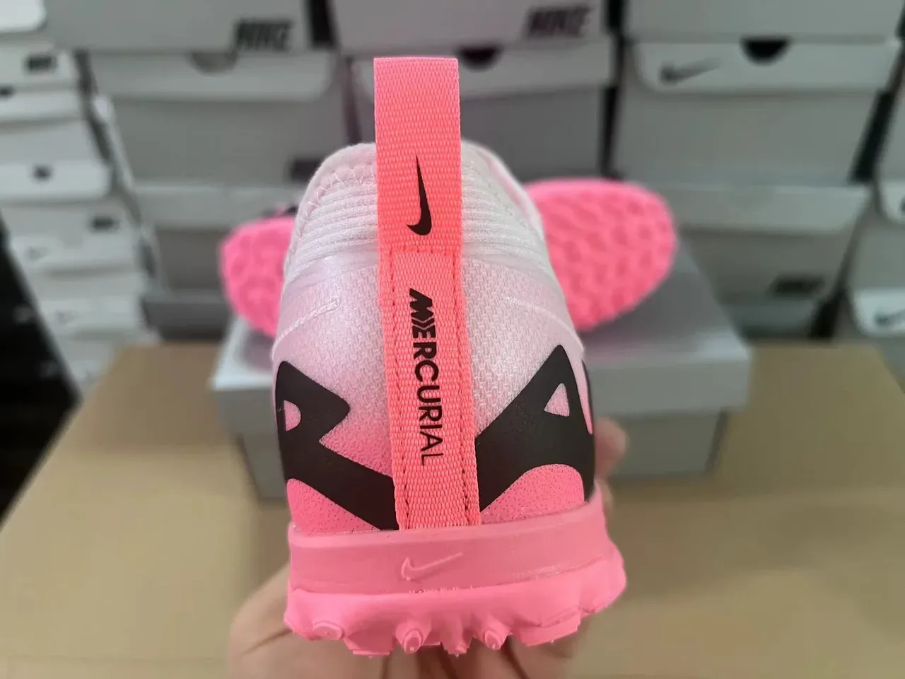 Nike Chaussures de football turf upper en tricot rose et noir semelle profil bas 2